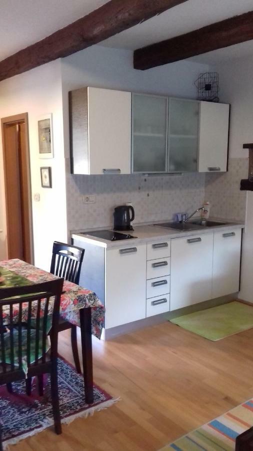 Apartmaji Pri Zivcovih Dutovlje Eksteriør billede